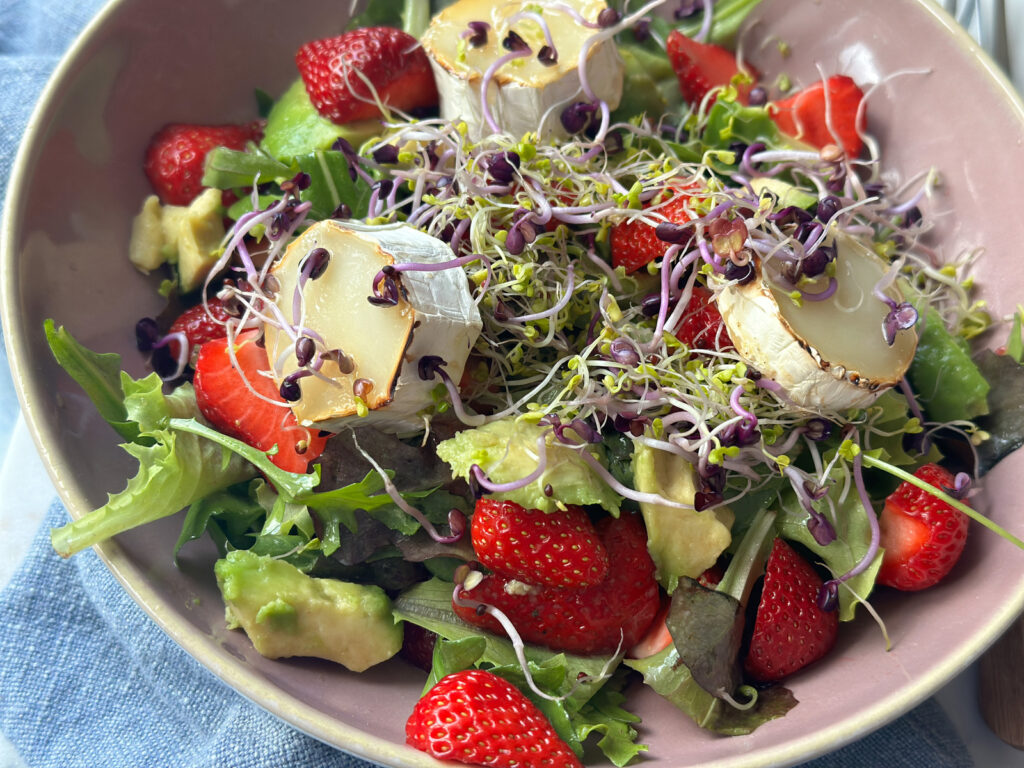 Leckerer Blattsalat mit Ziegenkäse und Erdbeeren