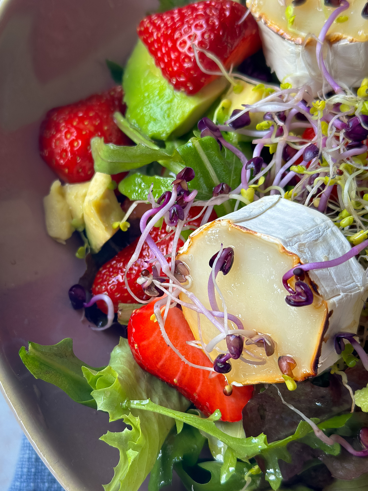 Schnelles Salat Rezept mit gebackenem Ziegenkäse &amp; Erdbeeren