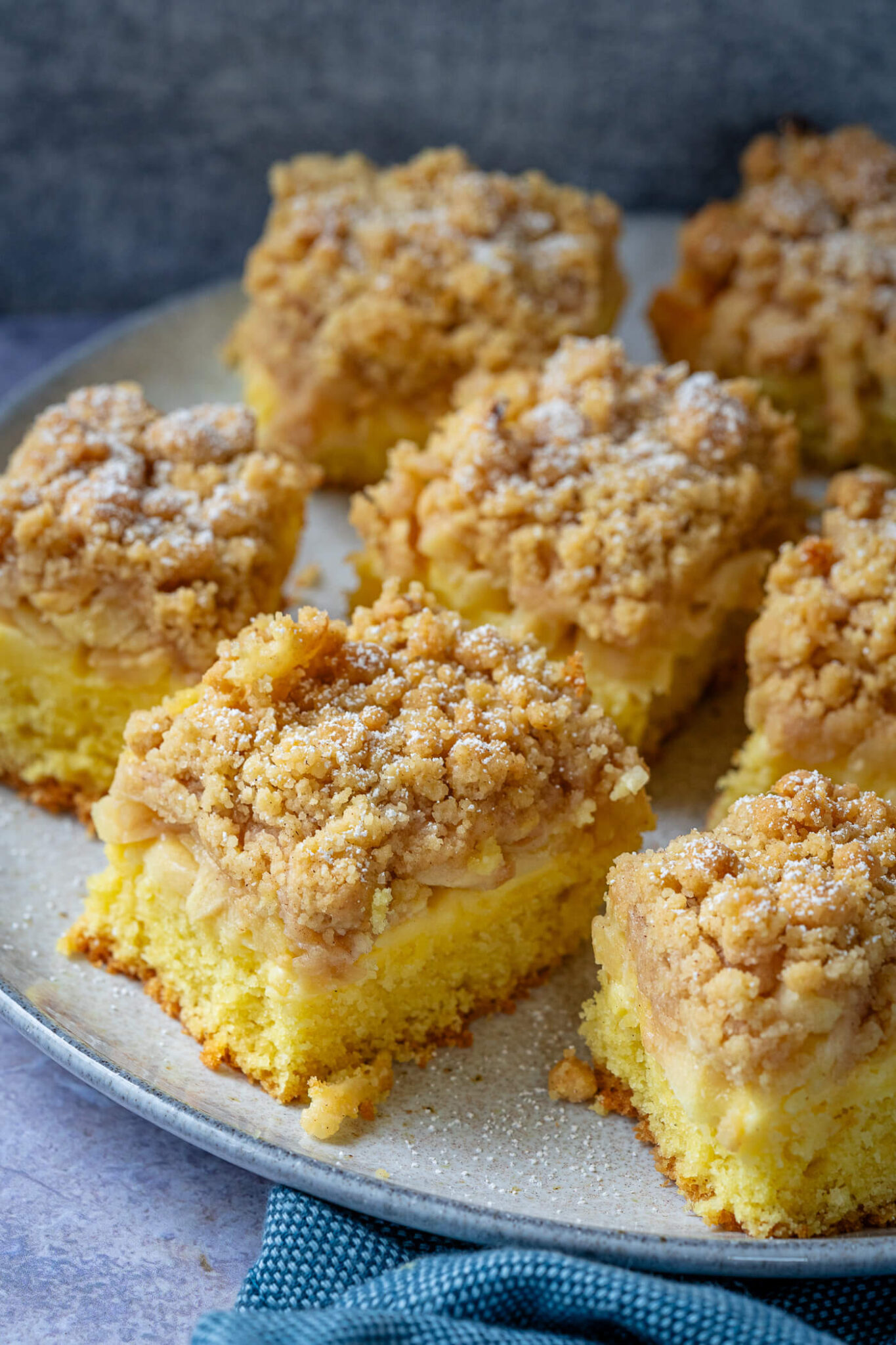 Apfelkuchen mit Nuss &amp; Zimt - so saftig war Rührkuchen noch nie