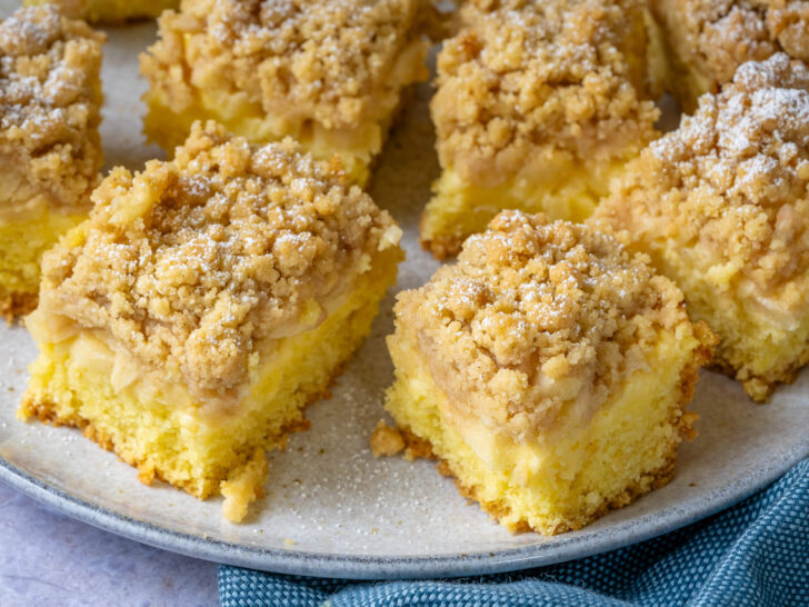 Apfelkuchen mit Pudding und Zimtstreuseln: Diesen saftigen Kuchen vom Blech wirst du lieben