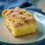 Weicher Apfelkuchen mit Pudding und Streuseln