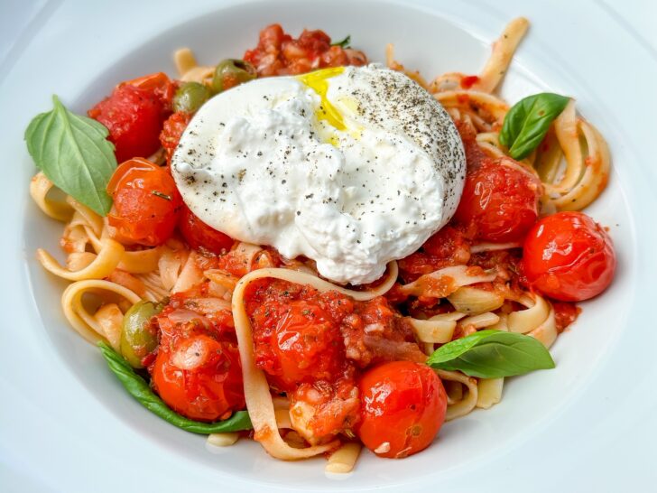 Burrata Pasta – Spaghetti mit Burrata und Tomatensauce aus dem Ofen – einfach und lecker