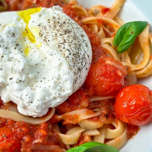 Köstliche Pasta Burrata - Einfaches Rezept mit Tagliatelle und Tomaten 