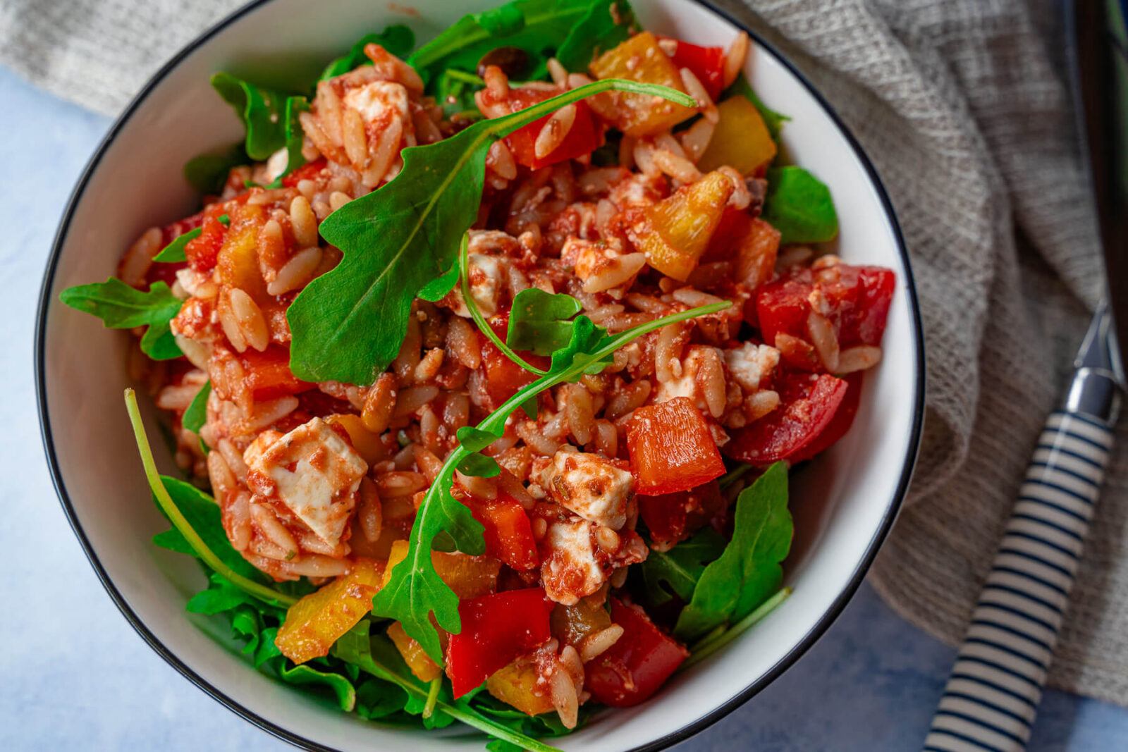 Griechischer Kritharaki Salat mit Feta - perfekte Nudelsalat Beilage