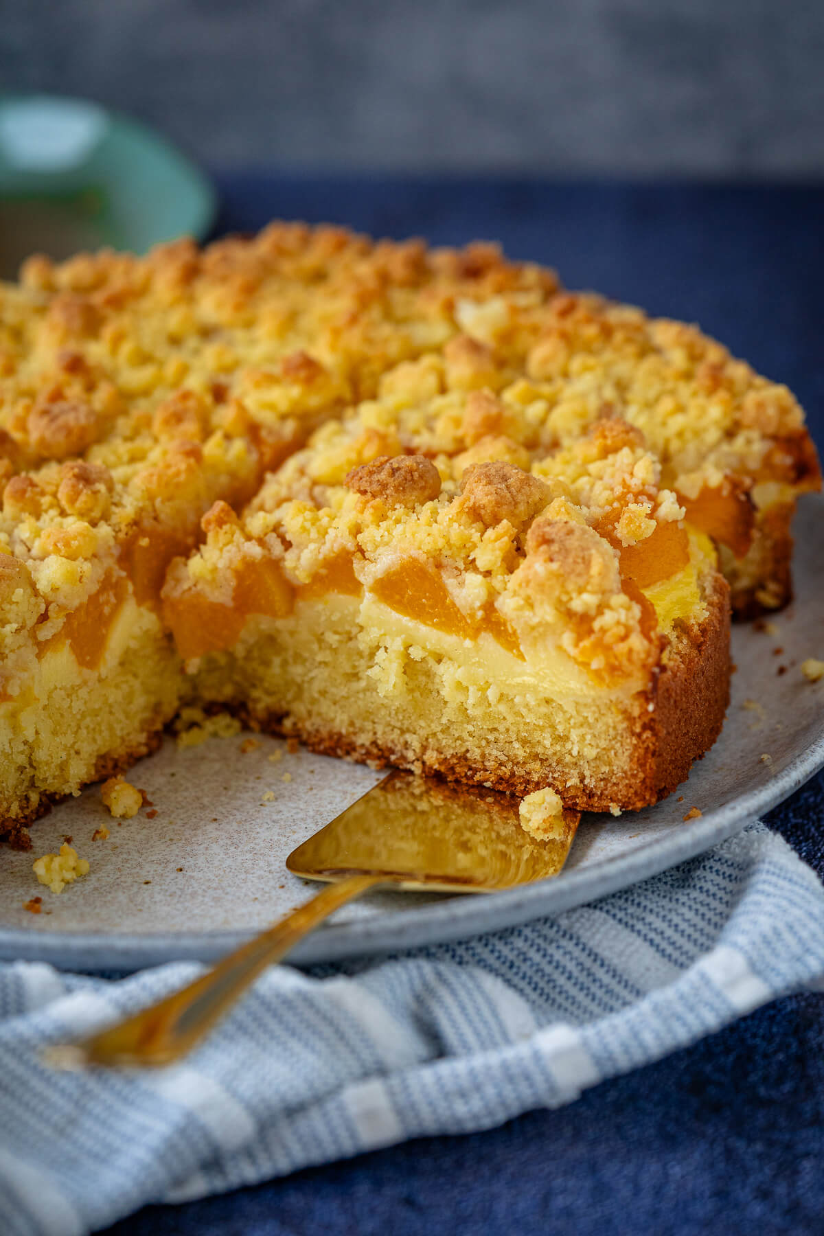 Rezept für saftigen Pfirsich Streuselkuchen - einfach &amp; schnell