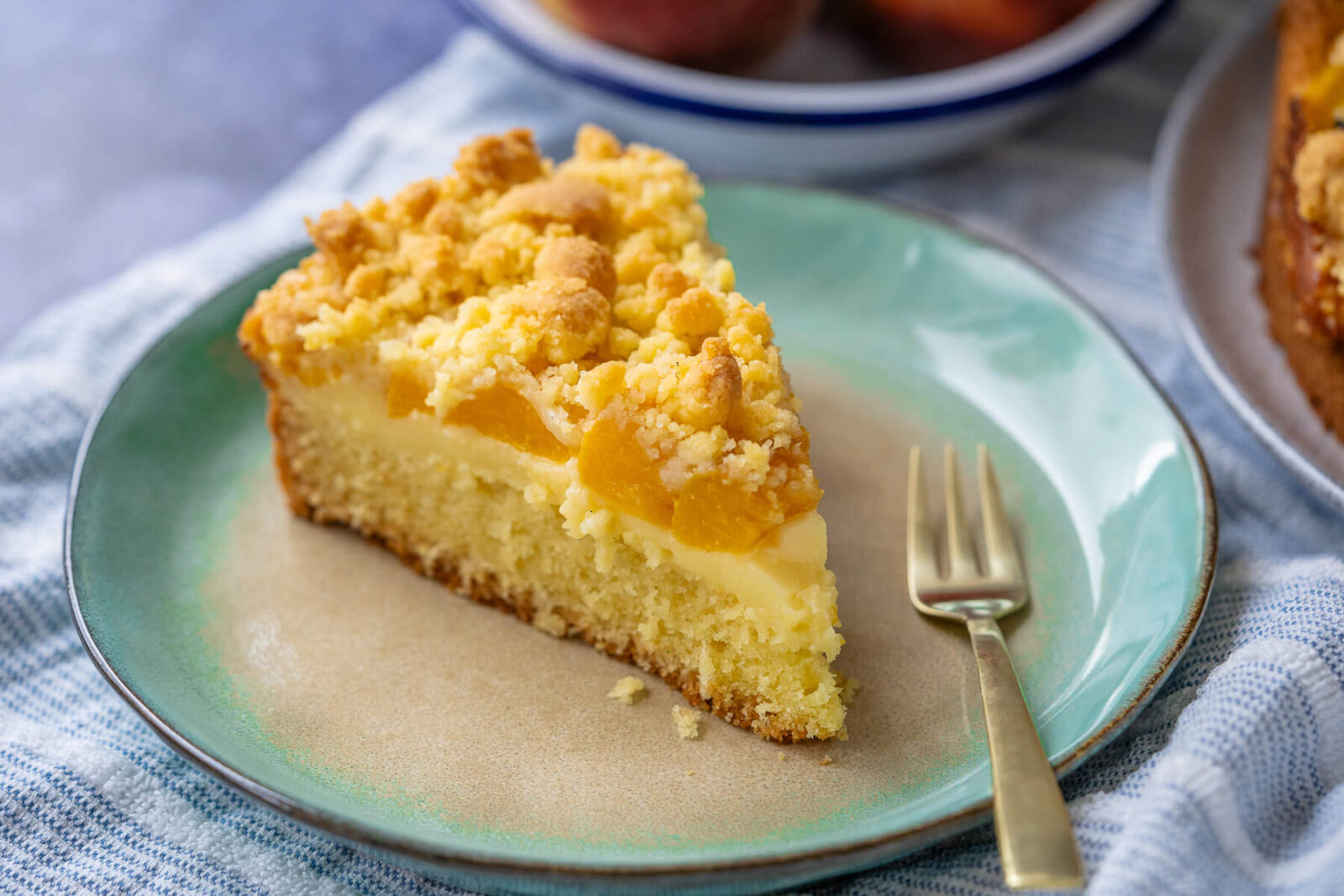 Rezept für saftigen Pfirsich Streuselkuchen - einfach &amp; schnell