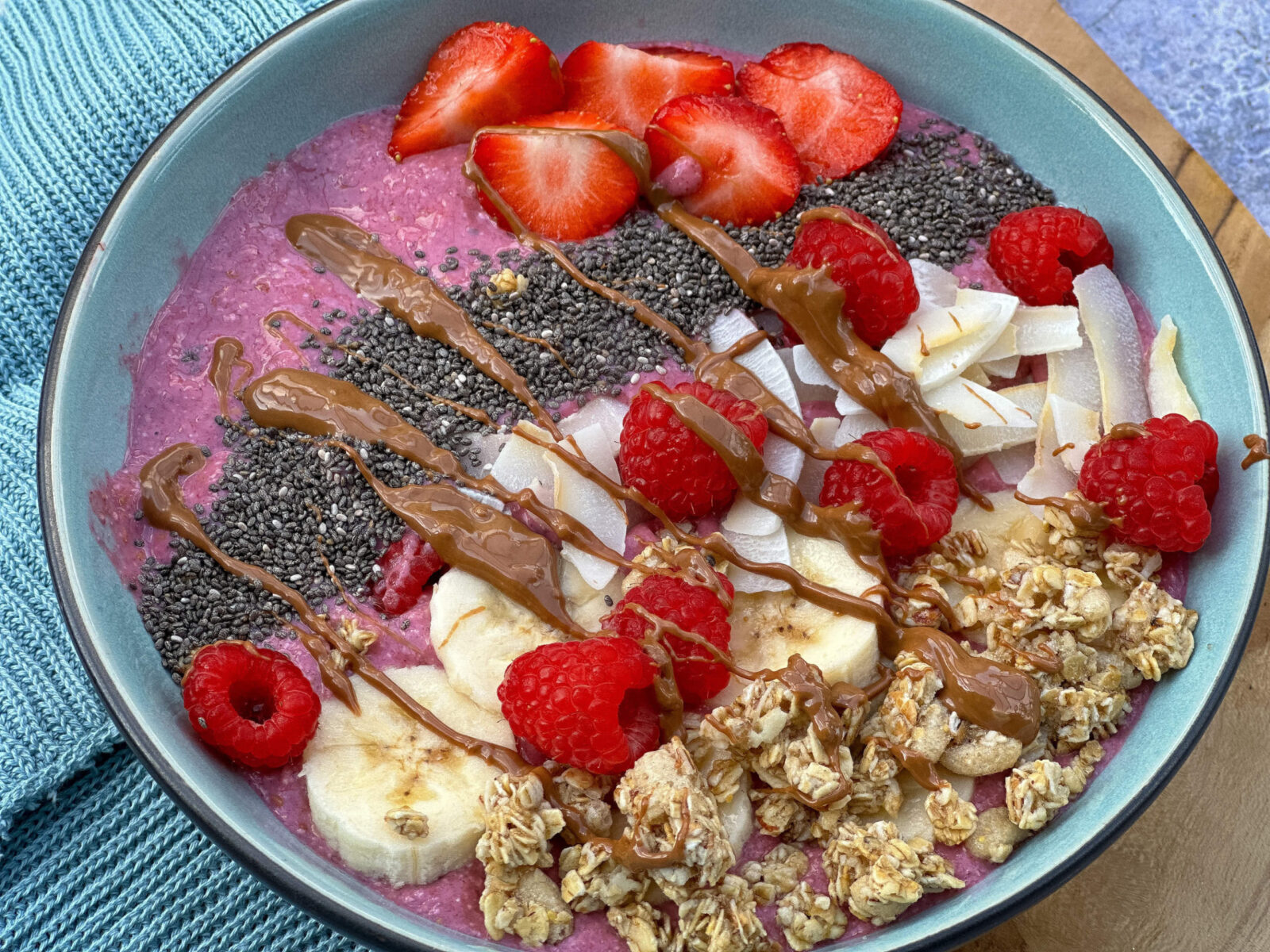 Wake Up Porridge Bowl - Frühstücks Rezept mit Beeren &amp; Haferflocken ...