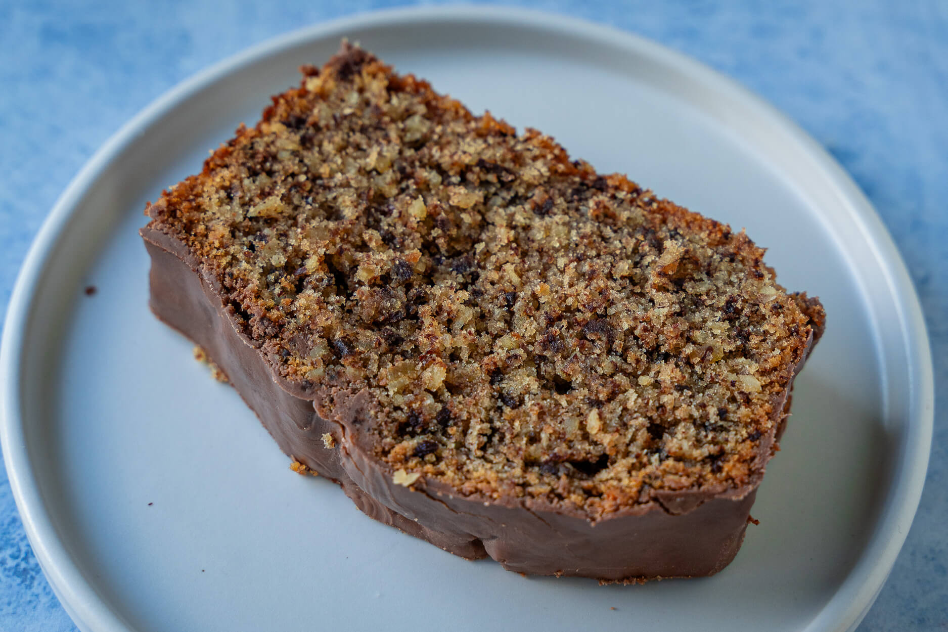 Saftigen Nusskuchen mit Schokolade backen - einfaches Rezept