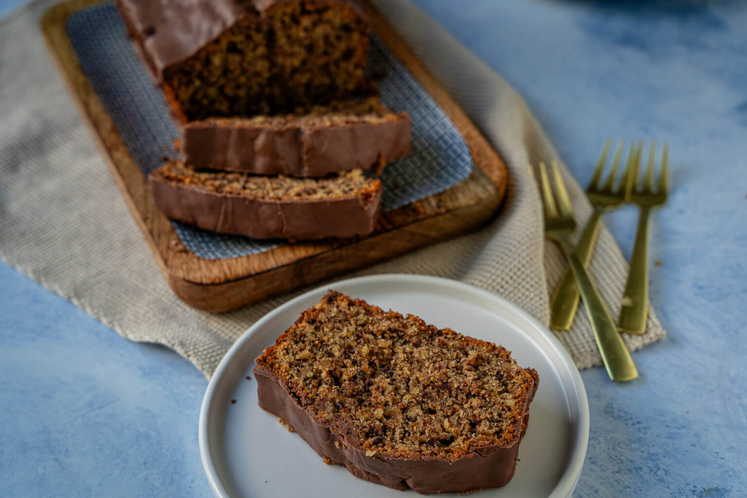 Saftigen Nusskuchen mit Schokolade backen - einfaches Rezept Saftigen Nusskuchen mit Schokolade backen - einfaches Rezept