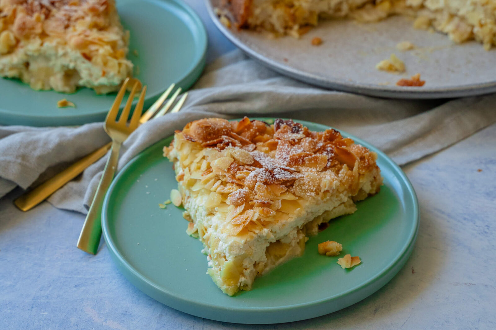 Käsekuchen mit Apfel - Rezept mit Quark &amp; Mandelstreuseln
