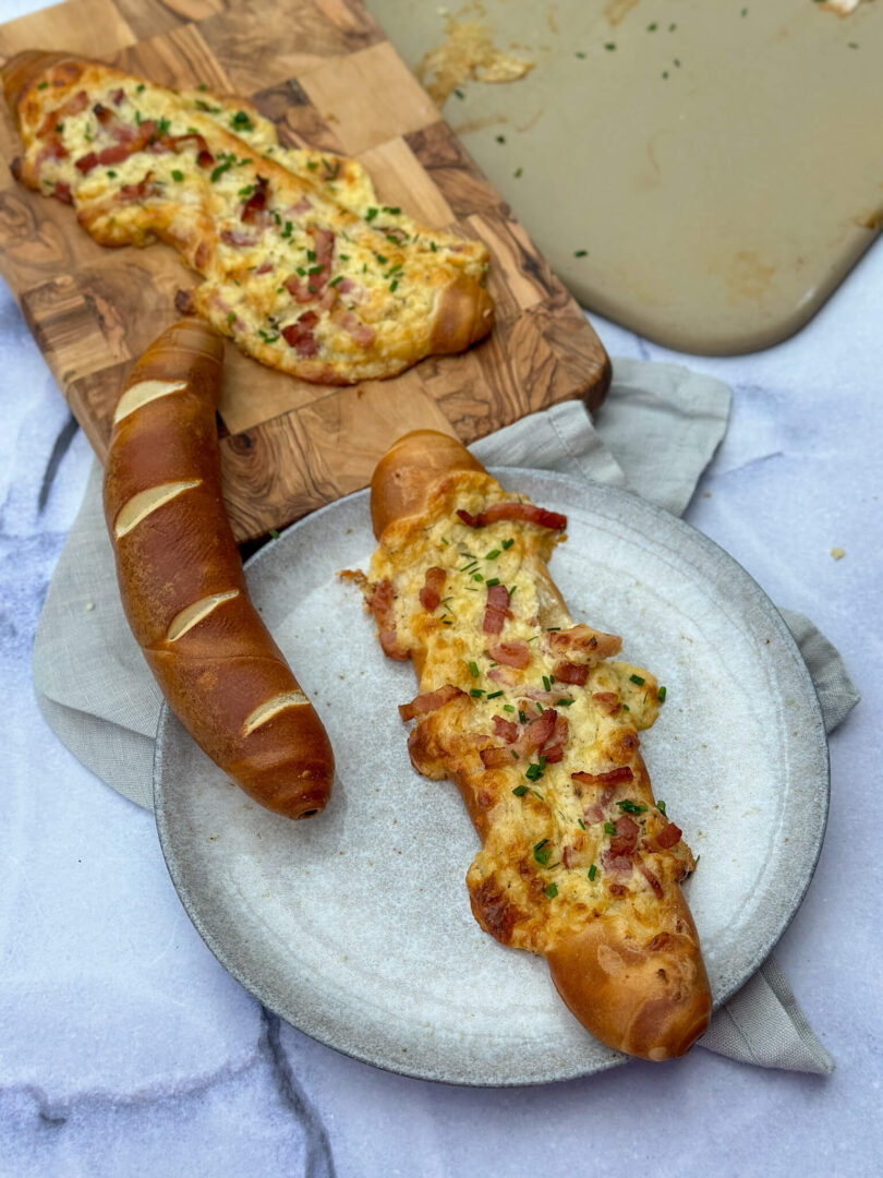 Schnelles Rezept für überbackene Laugenstangen - mega leckerer ... Schnelles Rezept für überbackene Laugenstangen - mega leckerer ...