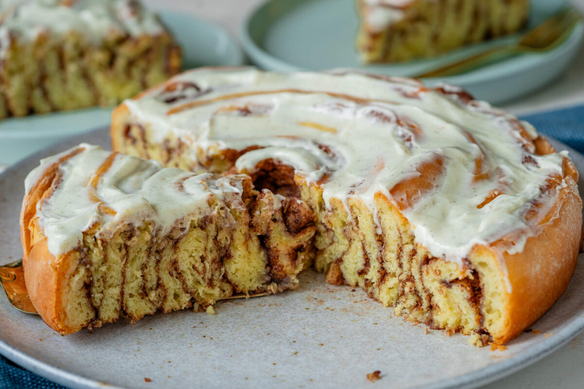 Riesen-Zimtschnecke backen - Kuchen aus Hefeteig und Zimt Riesen-Zimtschnecke backen - Kuchen aus Hefeteig und Zimt