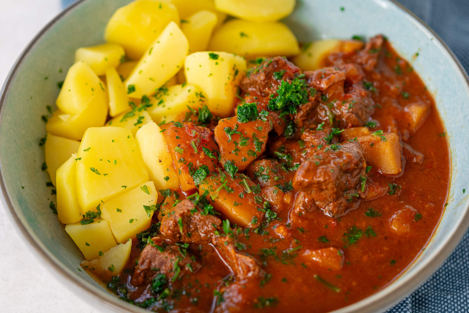 Leckeres Gulasch kochen - Ungarisches Gulasch Rezept mit Paprika