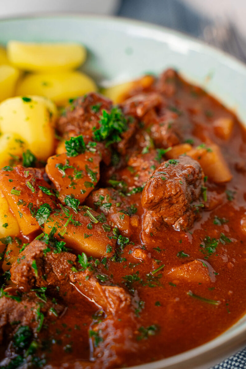Leckeres Gulasch kochen - Ungarisches Gulasch Rezept mit Paprika Leckeres Gulasch kochen - Ungarisches Gulasch Rezept mit Paprika