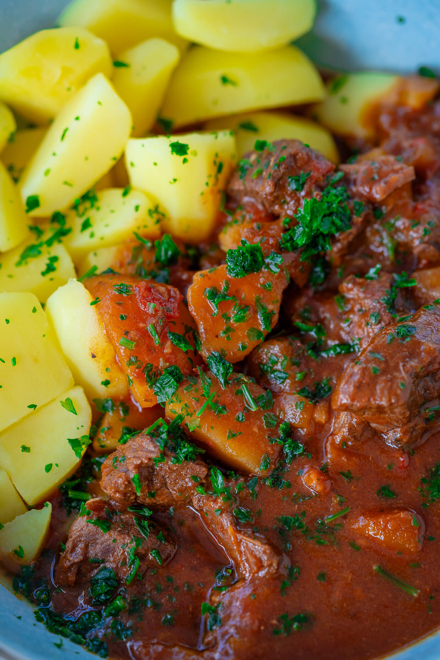 Schmor-Gulasch aus dem Ofen - einfaches Rezept für saftiges Gulasch ...