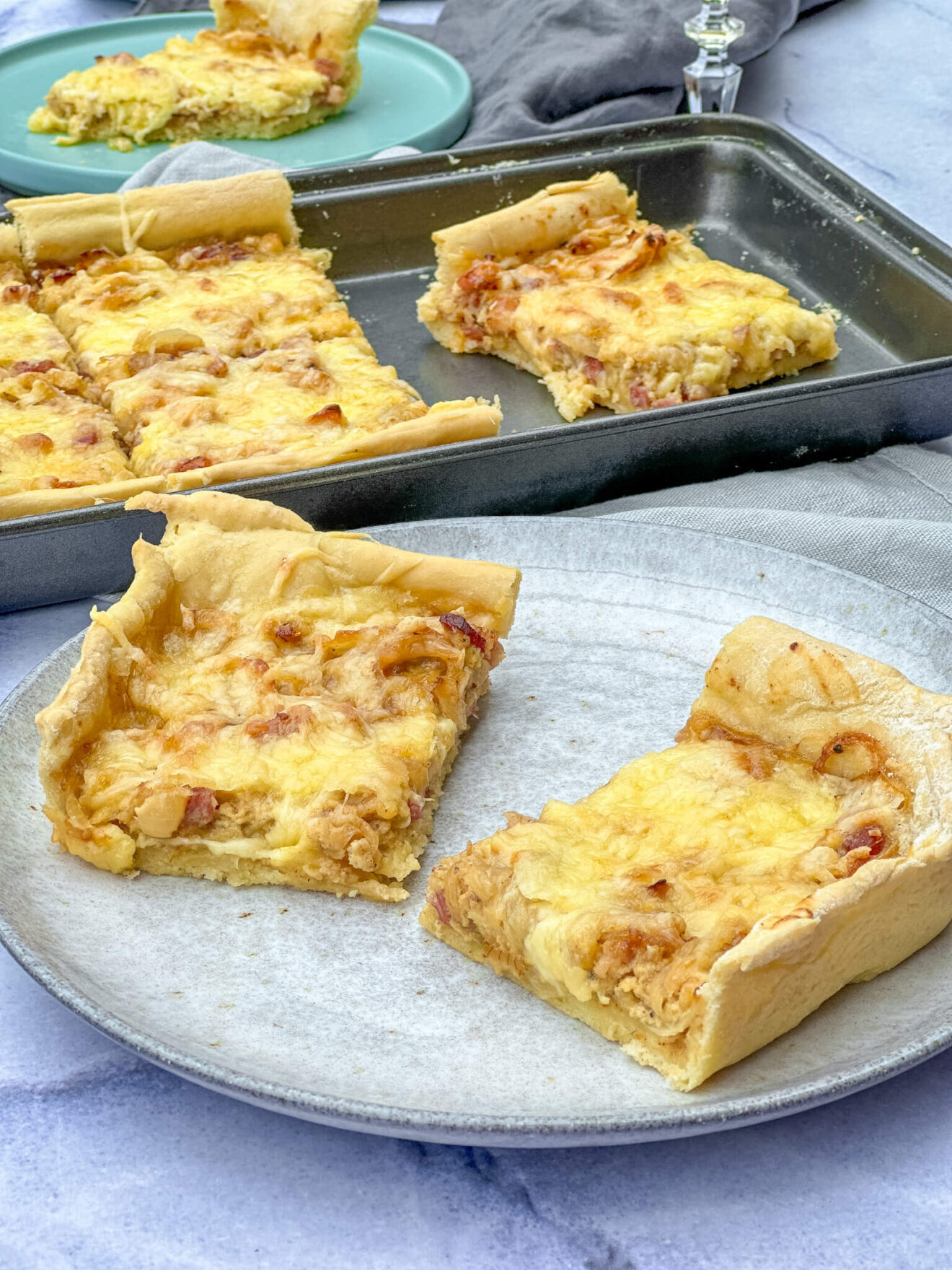 Zwiebelkuchen vom Blech - super saftig und schnell zubereitet Zwiebelkuchen vom Blech - super saftig und schnell zubereitet