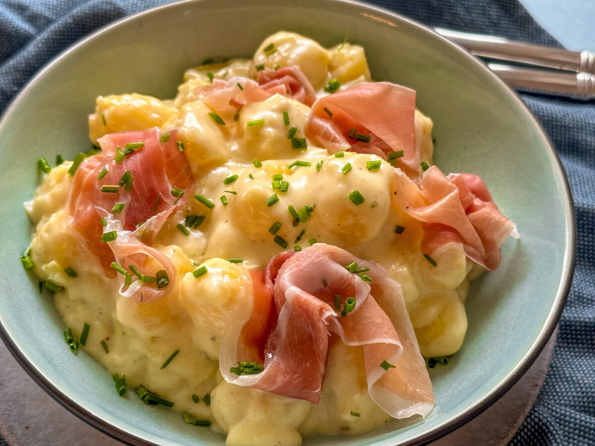 Leckeres Rezept für Käse Gnocchi in cremiger Soße mit Schinken Leckeres Rezept für Käse Gnocchi in cremiger Soße mit Schinken
