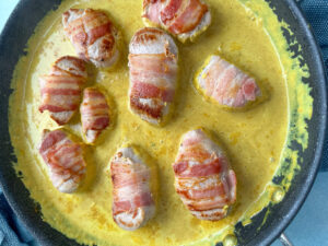 Schweinemedaillons in die Currysauce geben