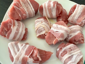 Schweinemedaillons in Speck gewickelt