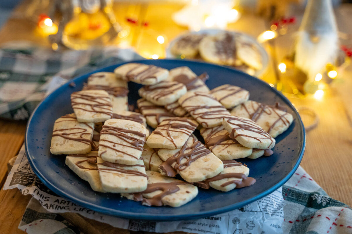 Einfaches Rezept für mürbe Walnussplätzchen - super lecker