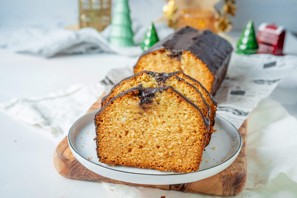Saftiger Marzipankuchen mit Schokoglasur
