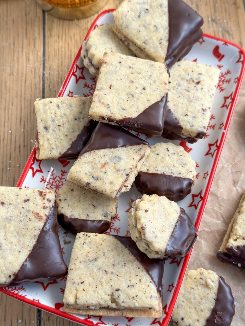 Gefüllte Nougat Plätzchen mit gerösteten Haselnüssen Gefüllte Nougat Plätzchen mit gerösteten Haselnüssen