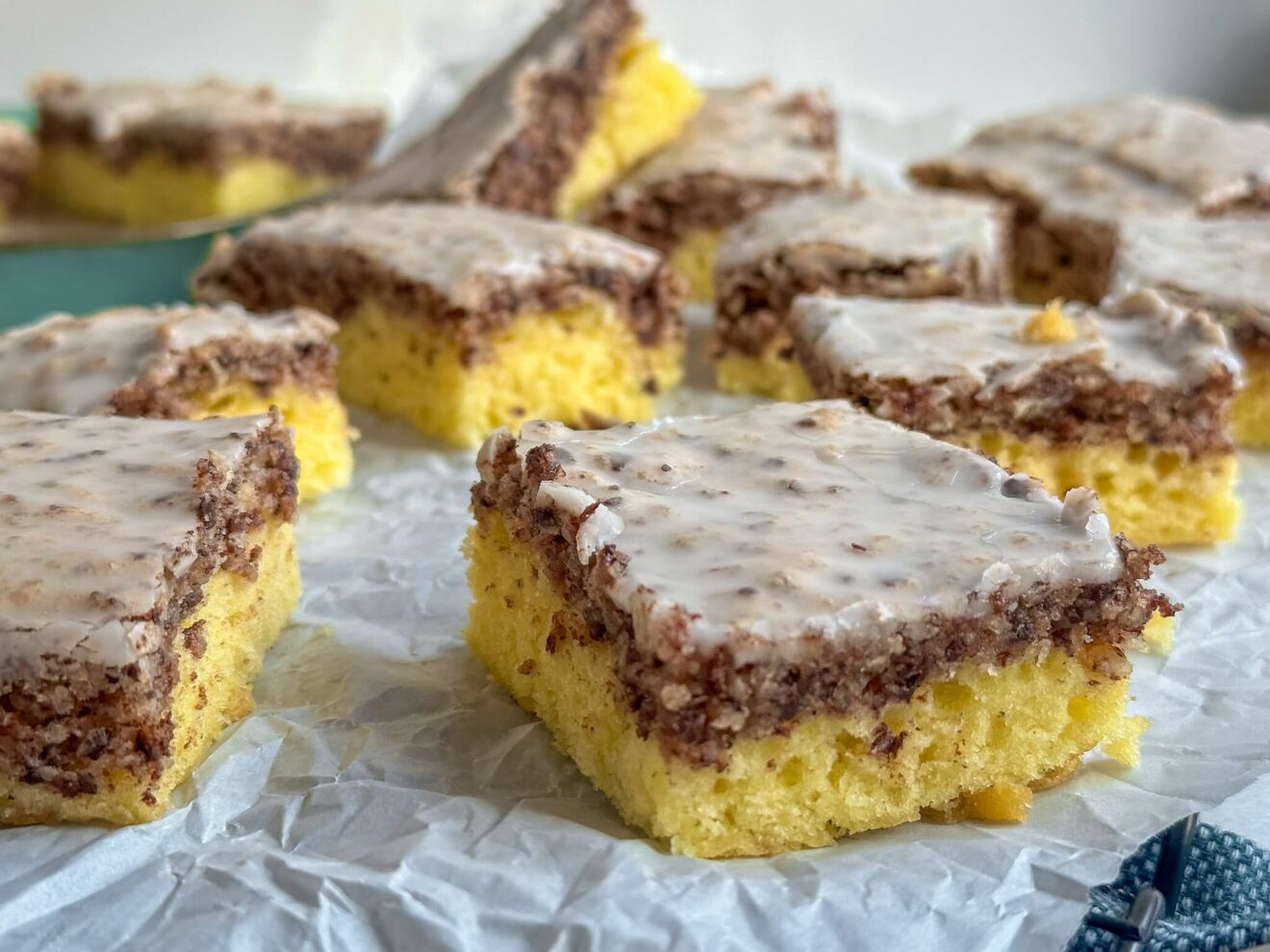Der saftigste Marmorkuchen mit Kirschen vom Blech – einfach &amp; lecker