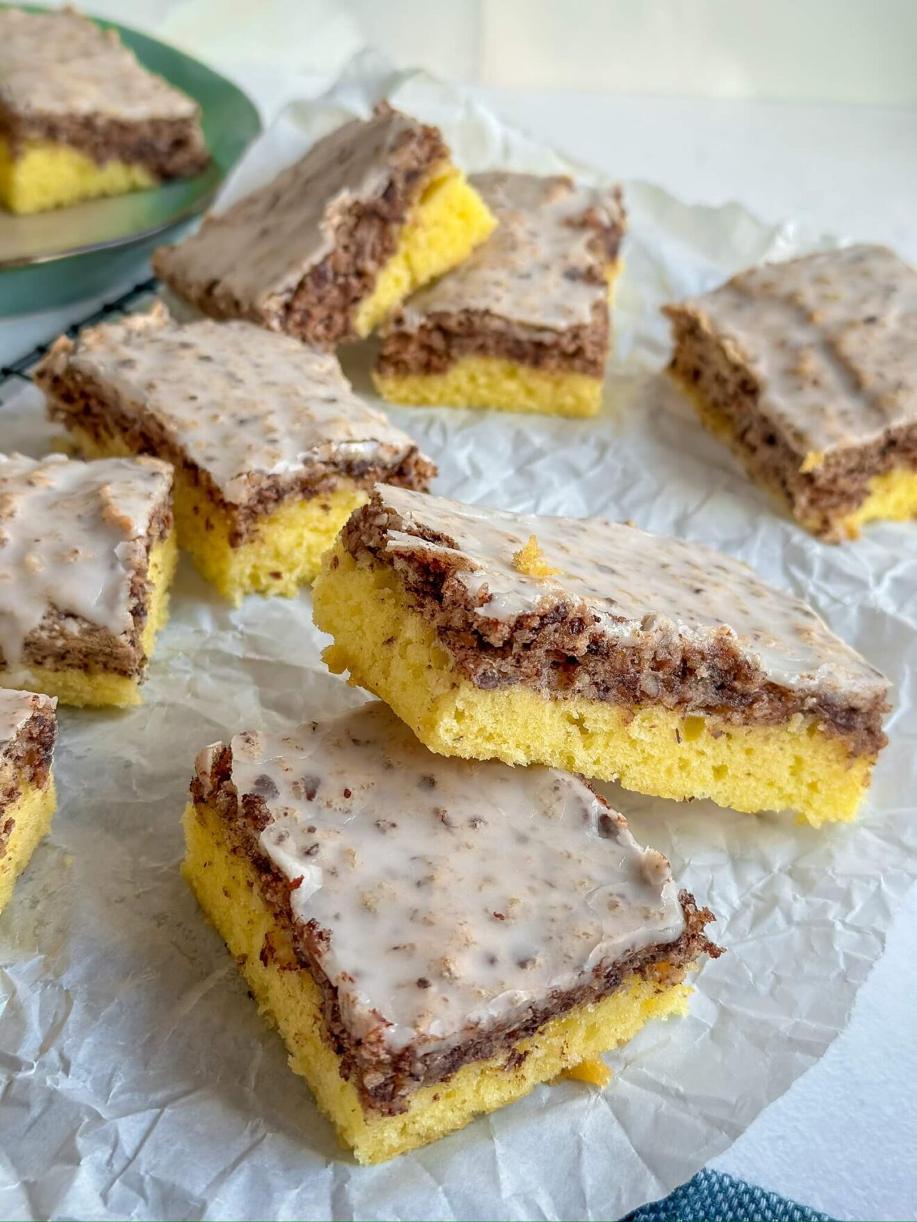 Saftiger Nusskuchen mit Cheesecakefüllung