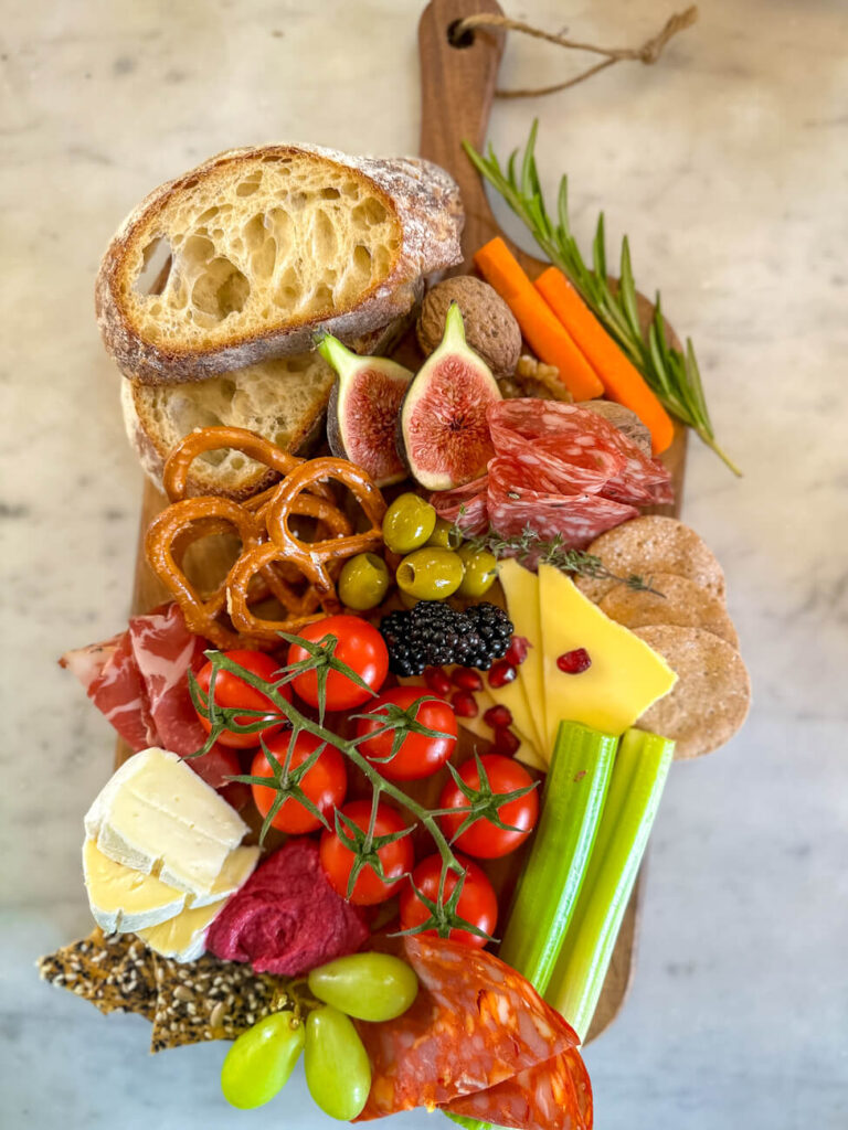 Charcuterie Board anrichten - Foodboard