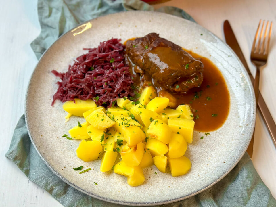 Rouladen Im Ofen Schmoren Wieviel Grad Rinderrouladen klassisch zubereiten - Omas Rezept für zarte Rouladen