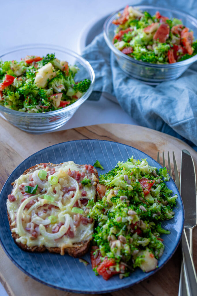 Brokkoli Salat mit Apfel, Paprika und Sonnenblumenkernen