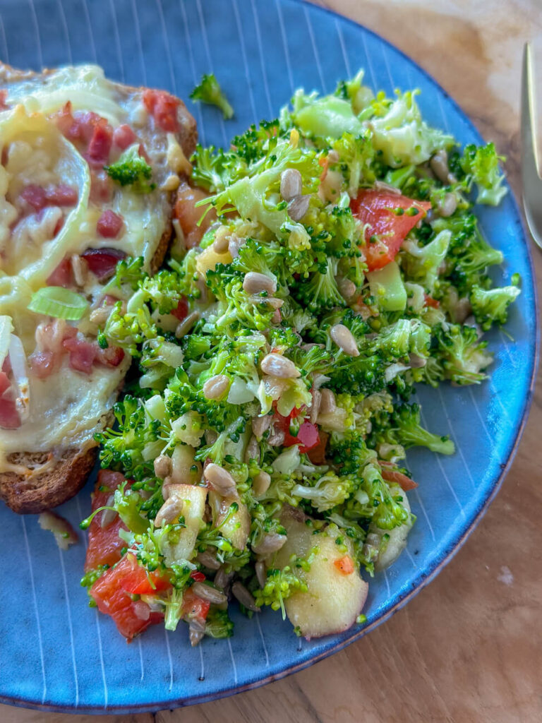 Brokkoli Salat mit Apfel und Paprika