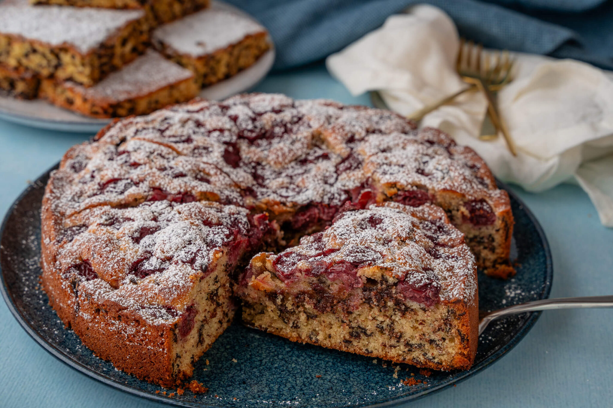 Versunkener Kirschkuchen - mit Schokolade, Mandeln und Marzipanaroma ...
