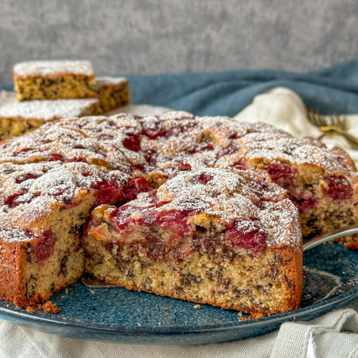 Versunkener Kirschkuchen - mit Schokolade, Mandeln und Marzipanaroma ...