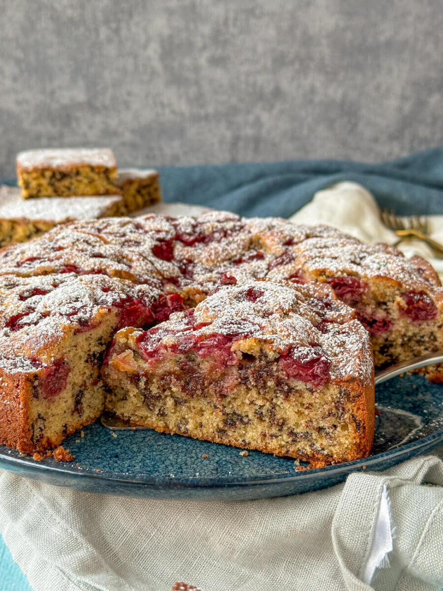 Versunkener Kirschkuchen - mit Schokolade, Mandeln und Marzipanaroma ...