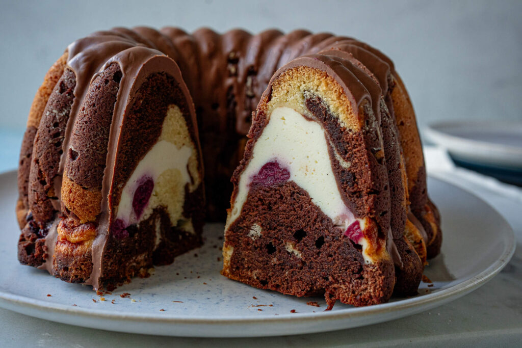 Donauwellen-Gugelhupf mit Cheesecakefüllung