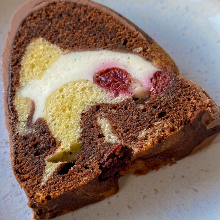 Donauwellen-Gugelhupf mit Cheesecakefüllung Donauwellen-Gugelhupf mit Cheesecakefüllung