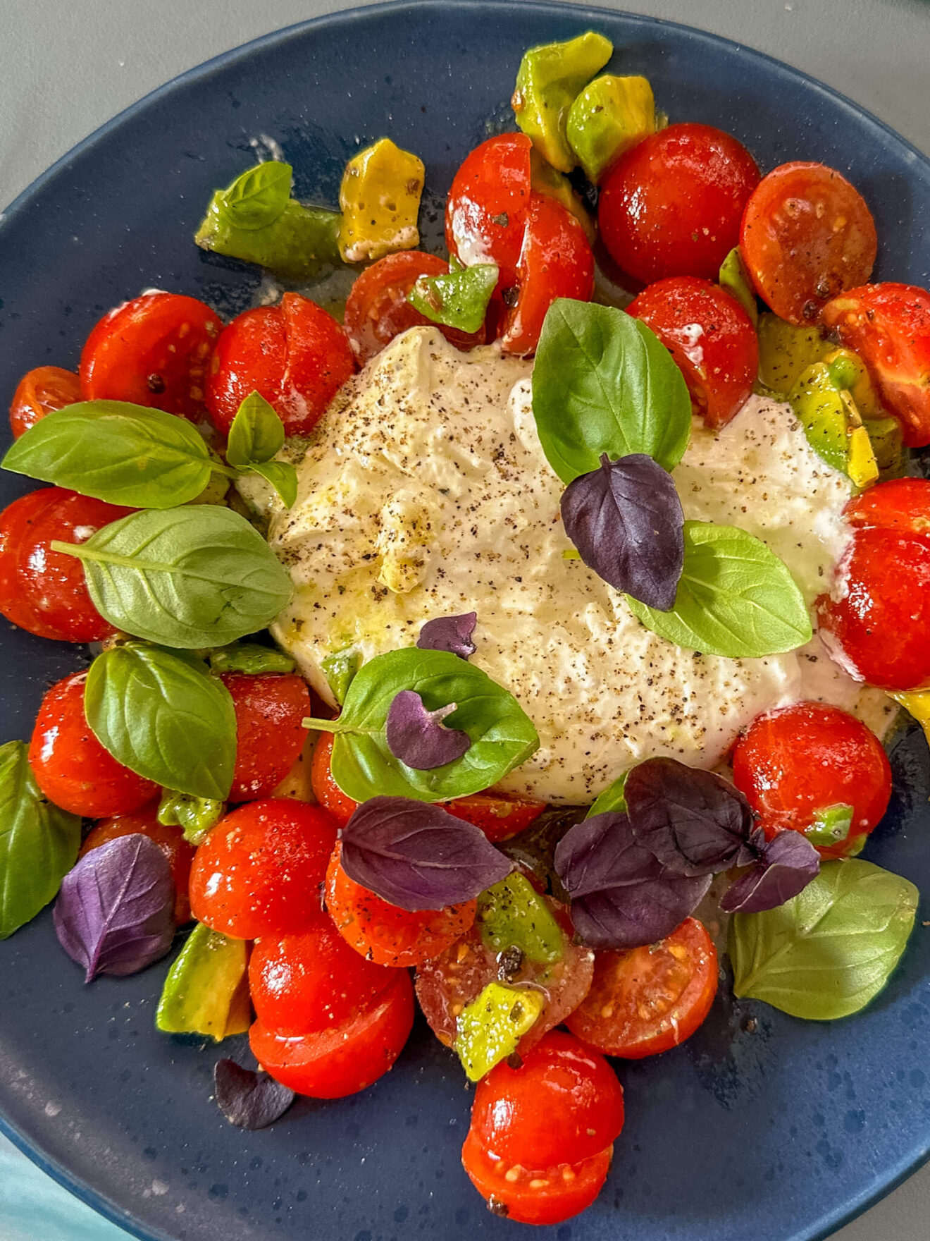 Rezept für köstlichen Tomatensalat mit Burrata und Pinienkernen