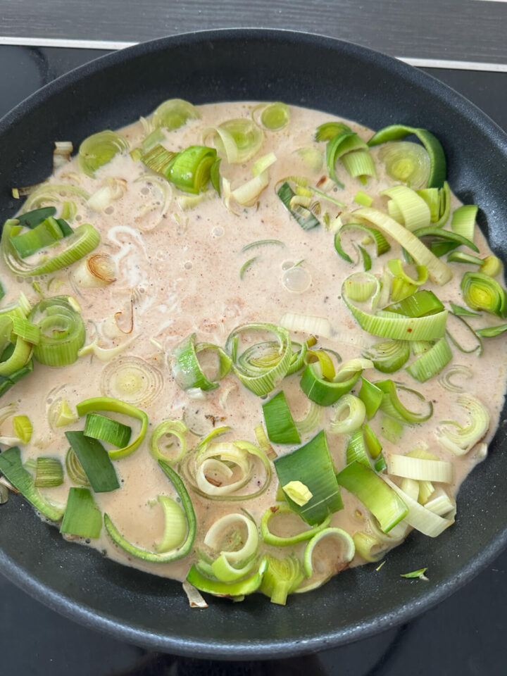 Rahmporree mit gebackener Süßkartoffel &amp; gebratener Pute
