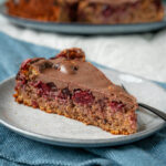Nusskuchen ohne Mehl mit Kirschen