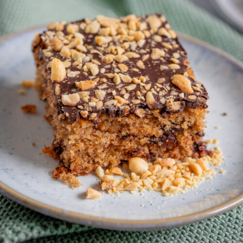 Leckerer Snickers Kuchen - einfaches Rezept zum selber Backen