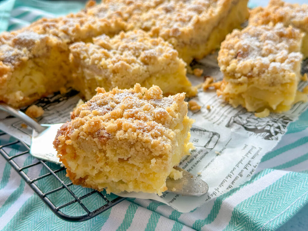 Saftiger Apfel-Streuselkuchen vom Blech - einfach &amp; mega lecker