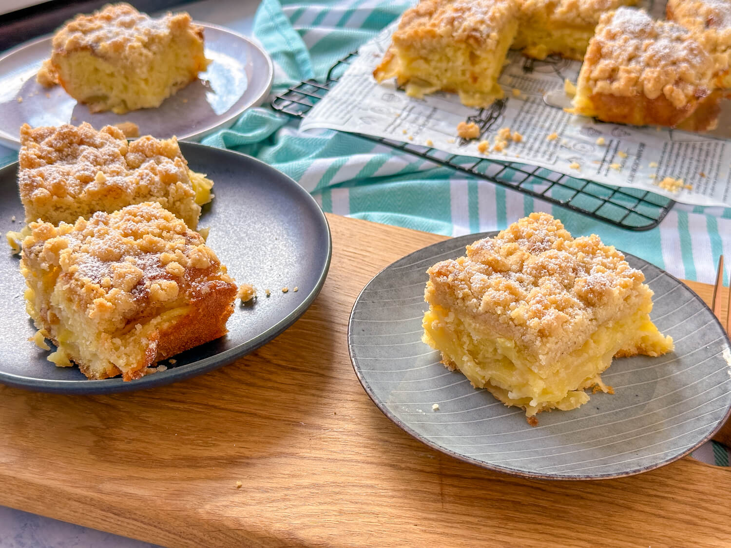 Saftiger Apfel-Streuselkuchen vom Blech - einfach & mega lecker Saftiger Apfel-Streuselkuchen vom Blech - einfach & mega lecker