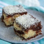 Super saftiger Bounty Kuchen mit Kokos und dicker Schokoladen Glasur. Einfaches Rezept für Bounty Schnitten, super lecker.