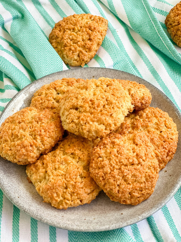 Super einfaches Rezept für richtig leckere Kekse mit gesunden Haferflocken. Knusprige Haferflocken Kokos Kekse - schnell backen mit wenigen Zutaten.