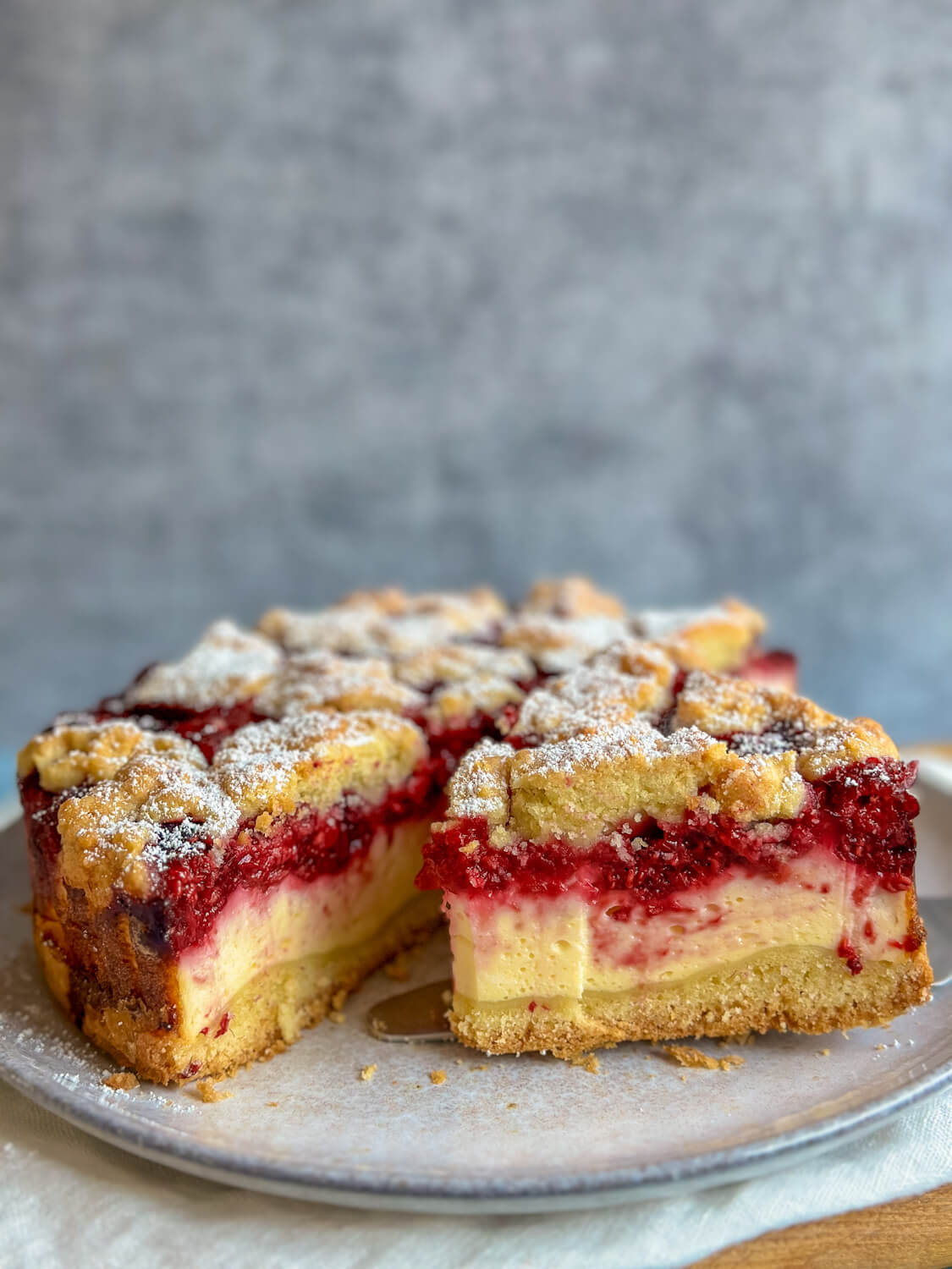 Cremiger Quark-Kirsch-Kuchen mit Butterstreuseln Cremiger Quark-Kirsch-Kuchen mit Butterstreuseln