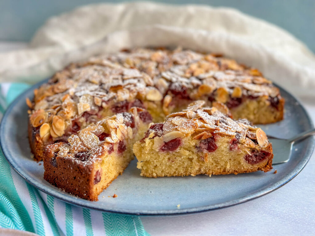 Einfaches Rezept für saftigen Kirsch Marzipan Kuchen mit Mandeln