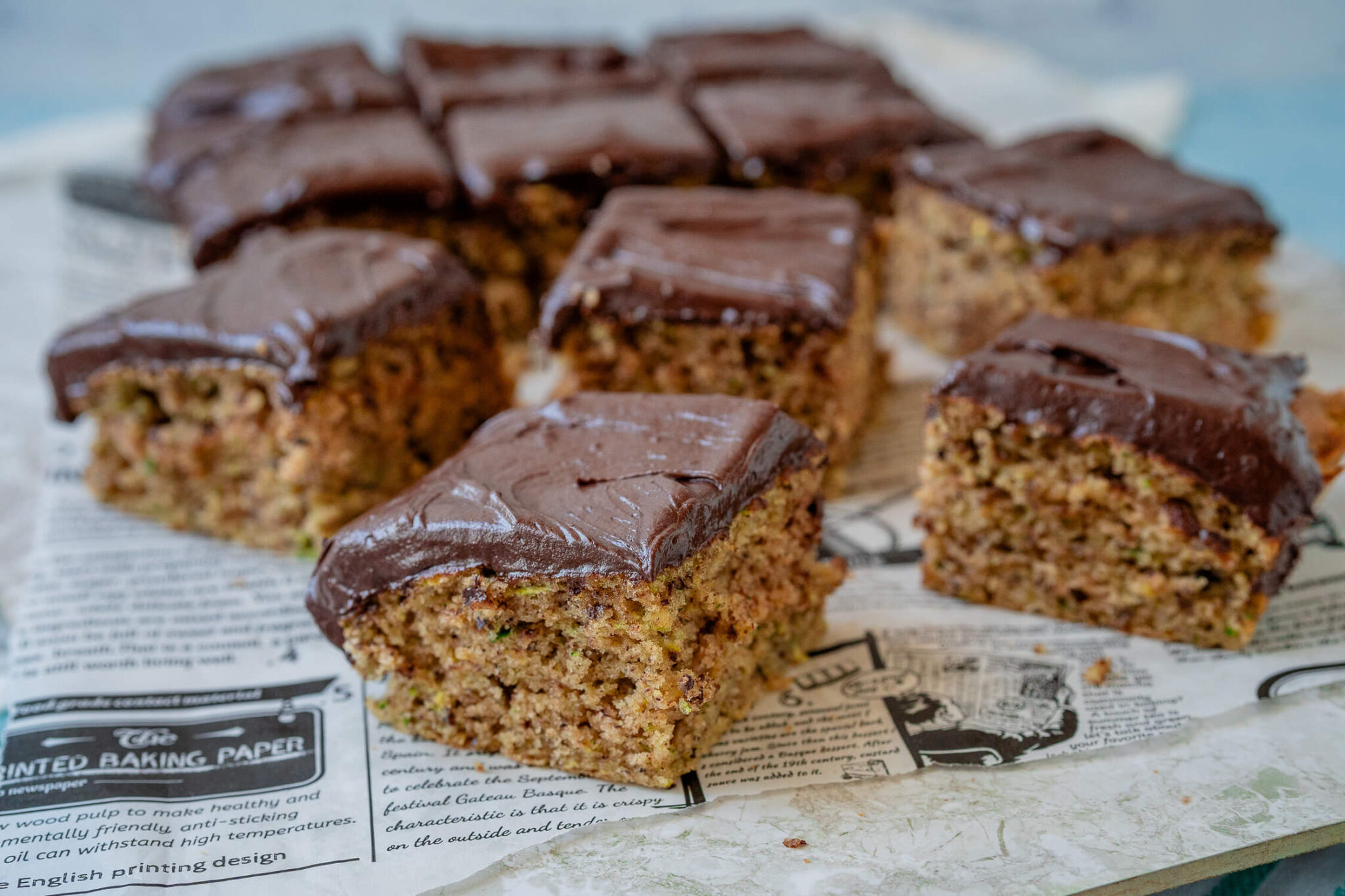 Saftiger Zucchinikuchen mit Haselnuss und Schoko Frosting