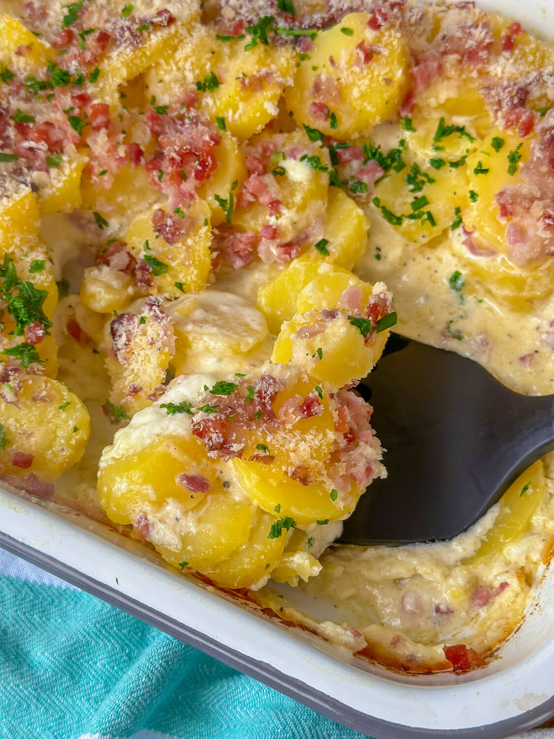 Einfacher Carbonara Kartoffelauflauf – mit Sahne und Schinken