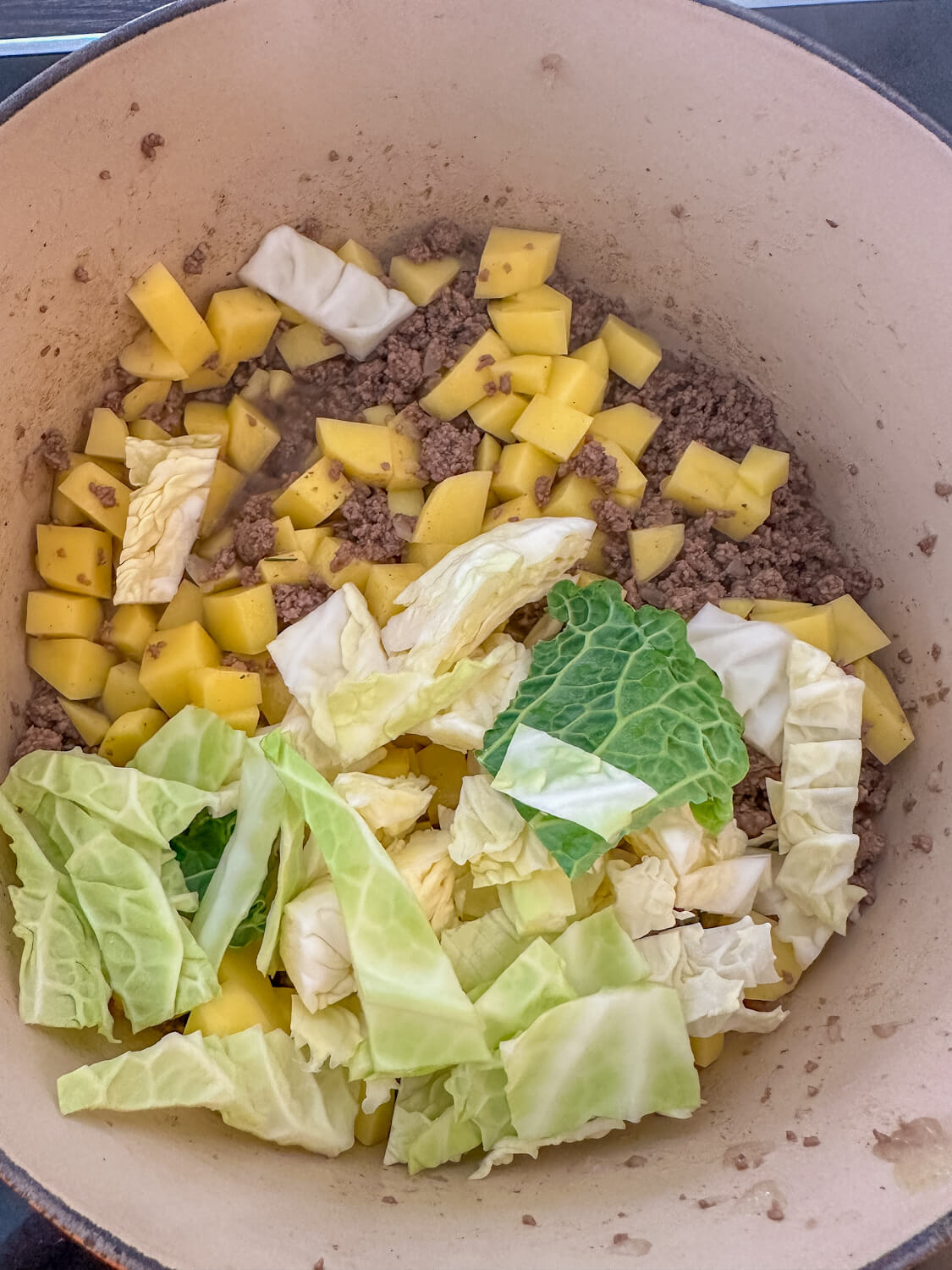 Wirsing-Hack-Pfanne mit Kartoffeln – herzhaft & einfach Wirsing-Hack-Pfanne mit Kartoffeln – herzhaft & einfach